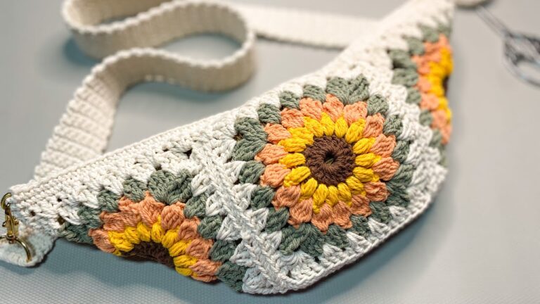 Sunflower Cross Bag: Crochet Pattern - Create a stylish crossbody bag adorned with sunflower motifs with this delightful crochet pattern