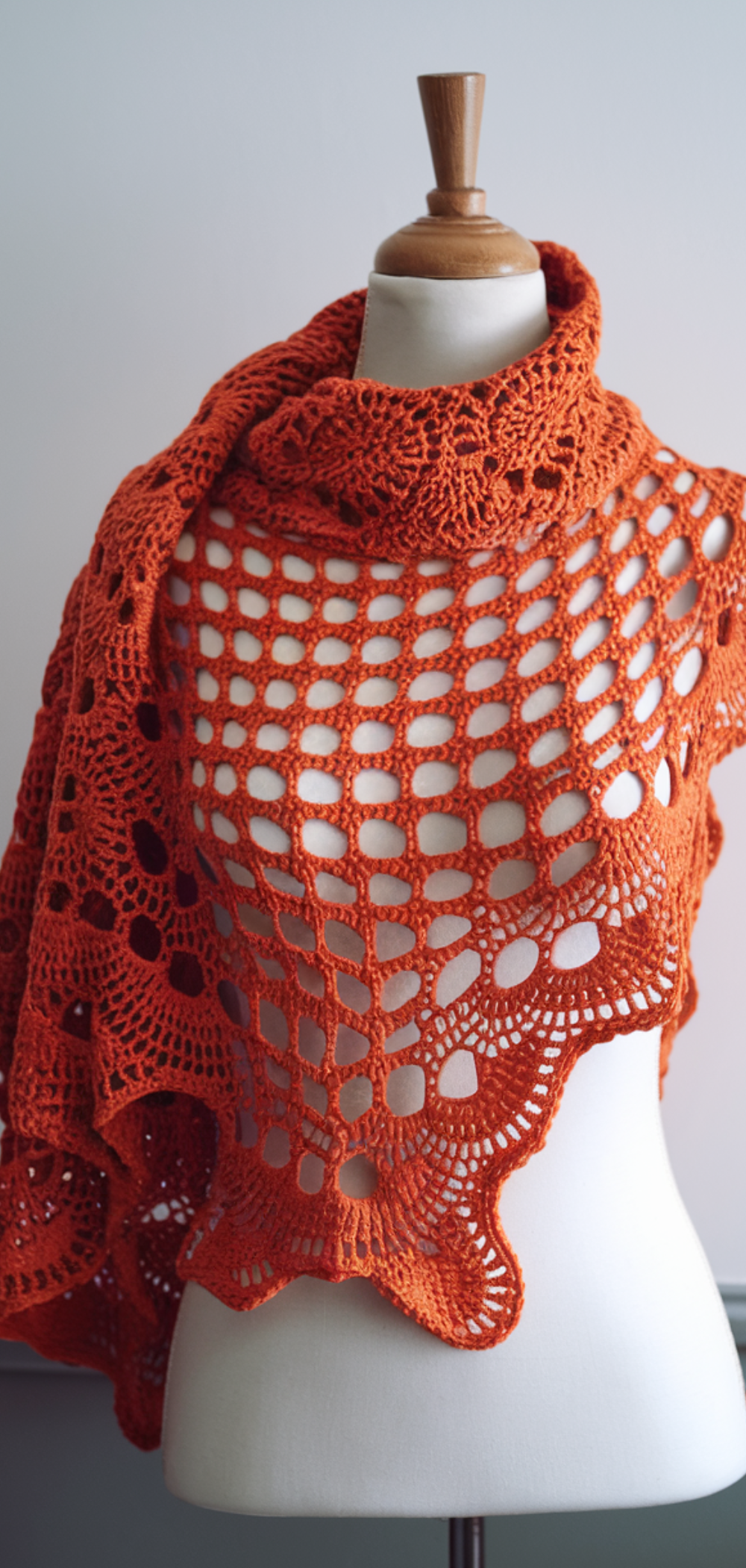 Elegant crochet shawl with autumn colors, ideal for fall outfits. Get the free pattern for the Apple Cider Shawl.